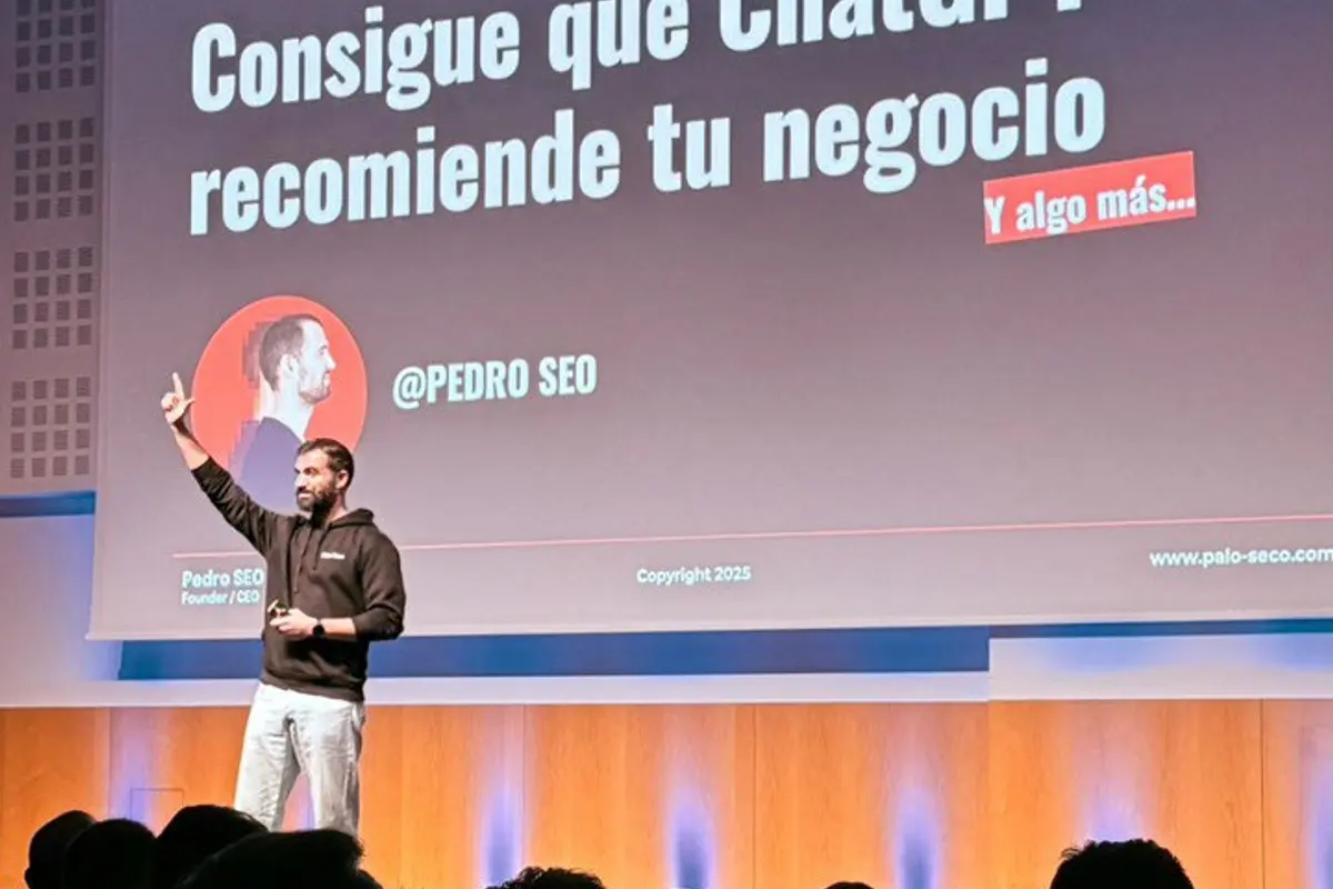 Pedro Serrano (Pedro SEO) dando la ponencia «Consigue que ChatGPT recomiende tu negocio» en IA Business