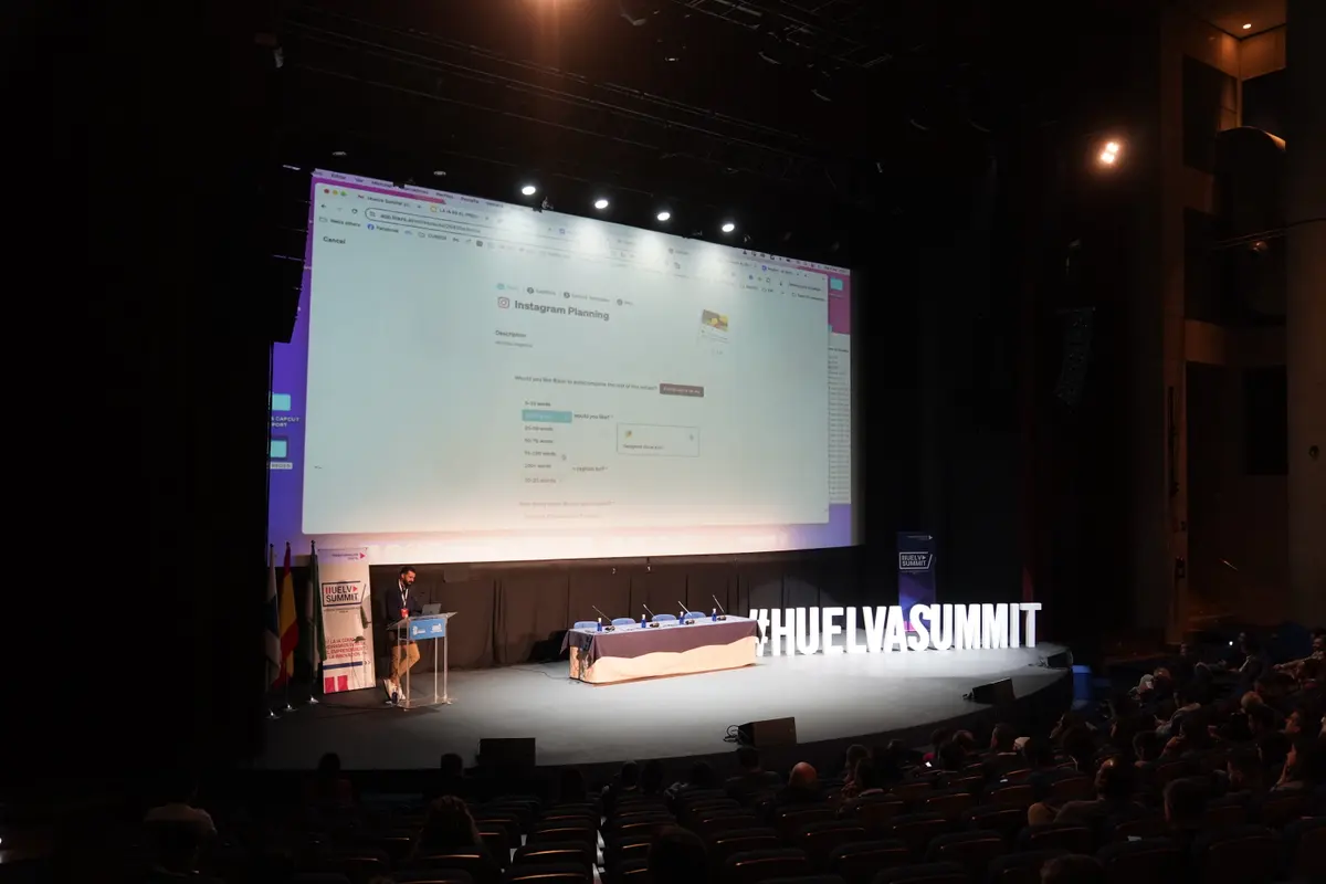 Pedro SEO dando una conferencia en Huelva Summit