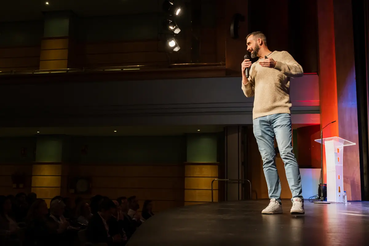 Pedro SEO dando una keynote en un teatro