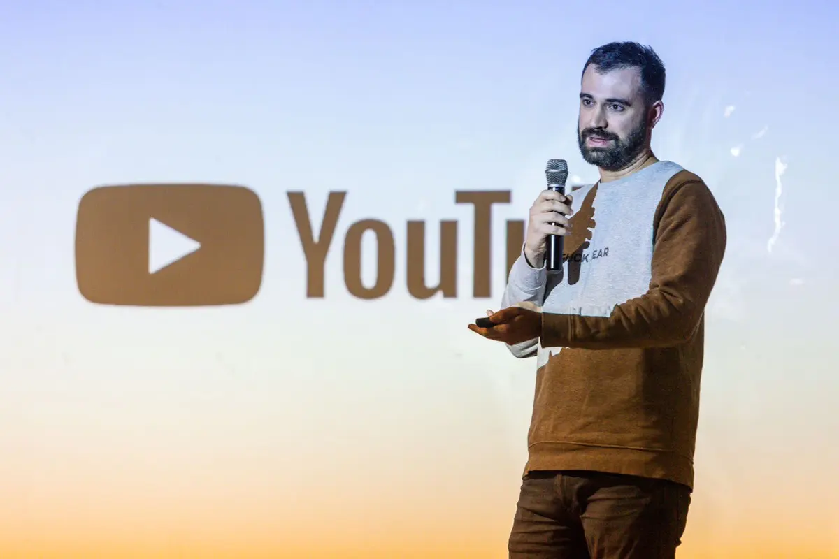 Pedro SEO en el escenario de YouTube Mastery