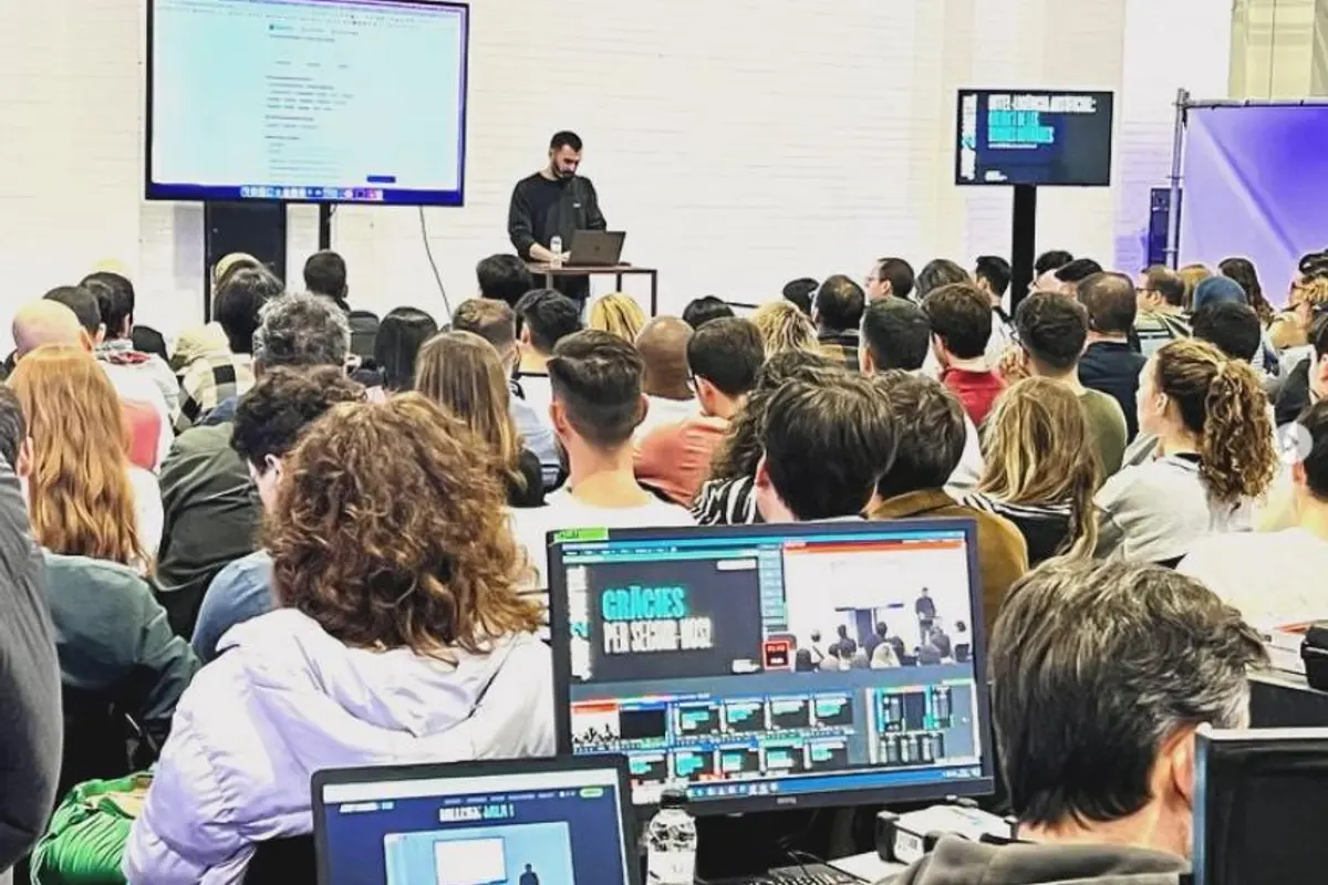 Pedro SEO en un aula llena durante Catosfera