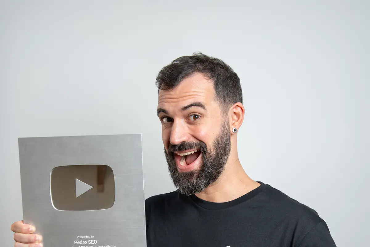 Pedro SEO con la placa de plata de YouTube