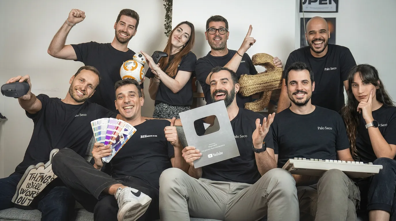 El equipo de Palo Seco celebrando el botón de plata de YouTube