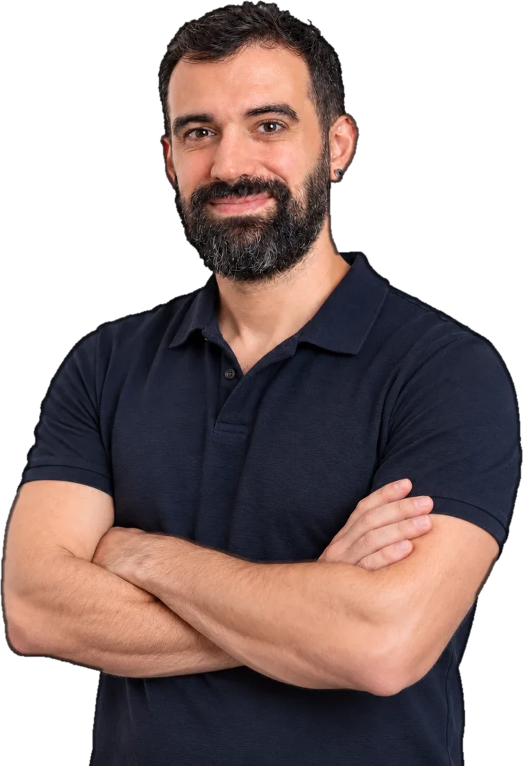 Pedro SEO, consultor SEO en Barcelona, de brazos cruzados