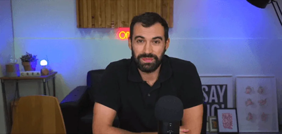 Pedro SEO en su estudio, preparado para una videollamada