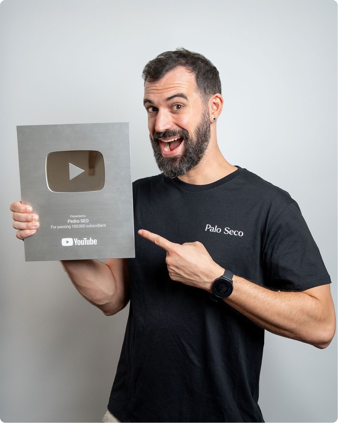 Pedro SEO con la placa de plata de YouTube por superar los 100.000 suscriptores